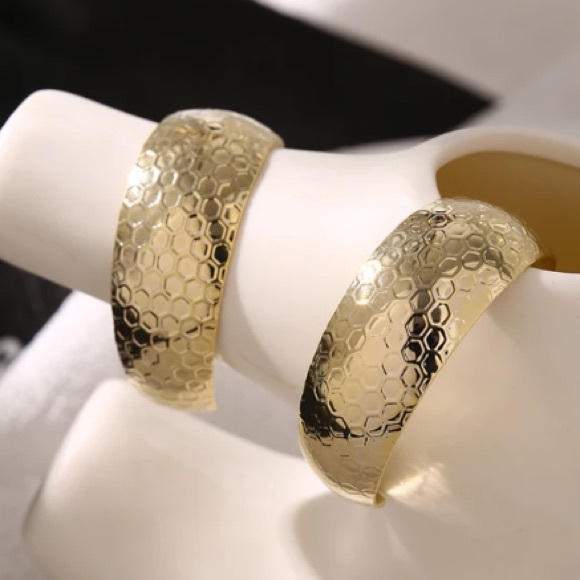 18K gold plated hoop texture earrings - Picture 5 of 7